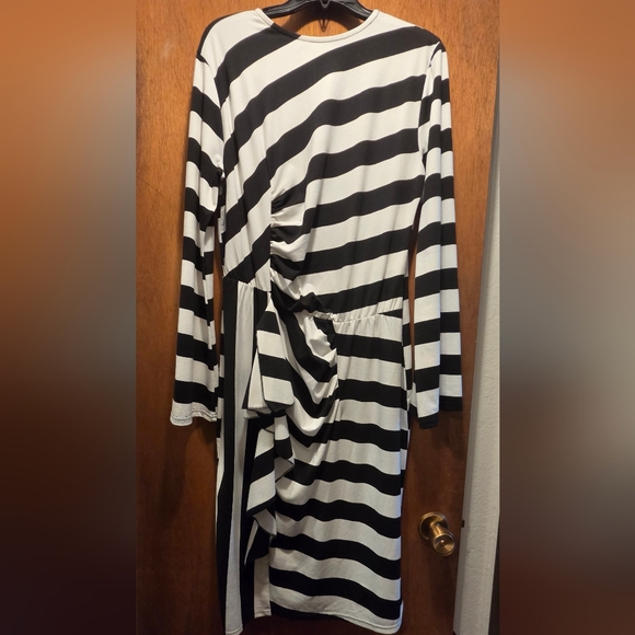 Eloquii Dresses & Skirts - Eloquii Black & White Striped Ruched Midi Dress SzL